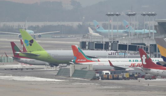 인천공항 제1터미널에서 저비용항공사의 비행기들이 출발을 준비 중이다. 뉴스1