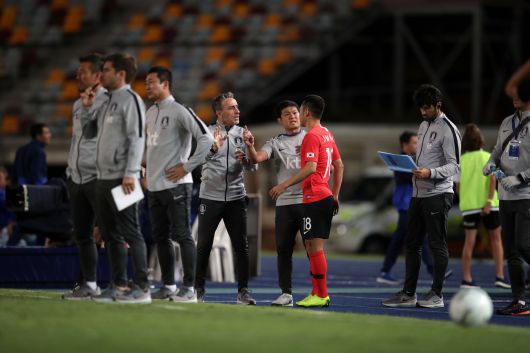 축구대표팀 통역 시절 이윤규 부장이 벤투 감독의 지시를 선수에게 전하고 있다. [사진 대한축구협회]