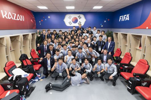 이윤규 통역이 2018년 러시아월드컵 독일전 승리 후 라커룸에서 선수들과 함께 기쁨을 나누고 있다. [사진 대한축구협회]
