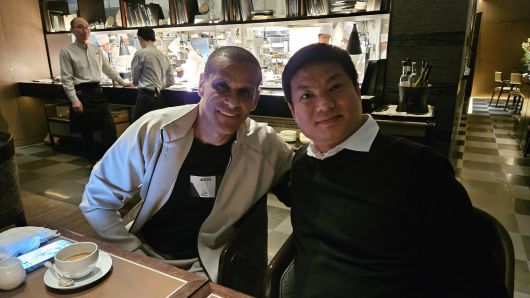 브라질 축구 레전드 히바우두와 식사를 함께한 이윤규 넥슨 부장. [사진 이윤규]