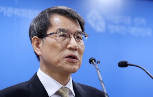 노태악 중앙선거관리위원회 위원장과 위원들이 지난 7일 경기도 과천시 중앙선거관리위원회 전체회의를 하고 있다. 뉴스1