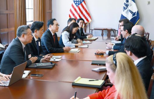 정인교 산업통상자원부 통상교섭본부장이 9일(현지시간) 미국 워싱턴DC 상무부 회의실에서 제프리 케슬러 상무부 산업안보국 차관, 월리엄 킴밋 상무부 선임고문(국제무역 차관 내정자)과 면담하고 있다. 연합뉴스