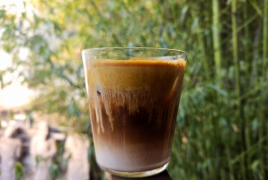 '모모스 커피'가 ‘모두의 정원’이라고 이름 붙인 커피. 온천장 본점에서 느껴지는 정원의 이미지를 표현한 커피다. 매실청을 넣어 상큼한 맛이 난다.