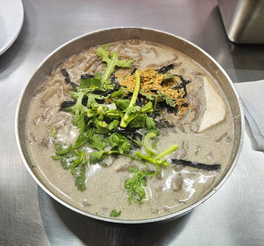 메밀칼국수는 부산 동래시장의 명물이다. 사진은 메일칼국수의 업그레이드 버전인 메밀들깨칼국수.