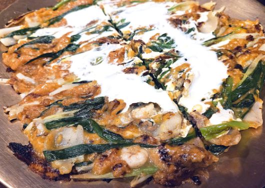 부산 '동래할매파전'의 파전. 여느 파전보다 훨씬 두껍다.