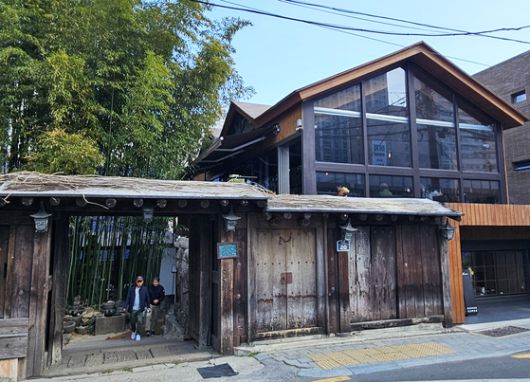 '모모스 커피' 모습. 옛날 일본인 가옥을 개조했다.