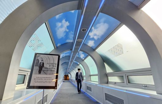 농심호텔과 허심청을 잇는 구름다리. 2004년 농심배에서 이창호 9단이 이 통로를 홀로 걸어 기적의 5연승을 이뤄냈다. 농심호텔이 최근 구름다리 앞에 포토존을 설치했다.