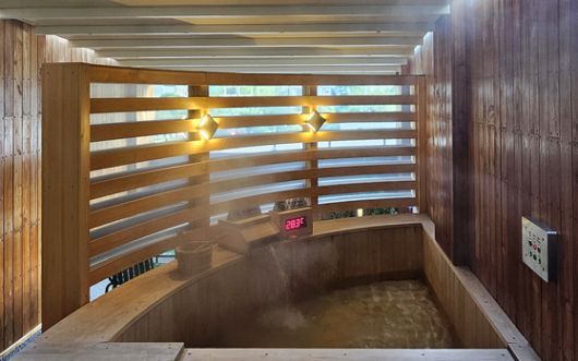 농심호텔 온천 객실의 노천탕. 호텔 객실에서도 온천욕을 즐길 수 있다.