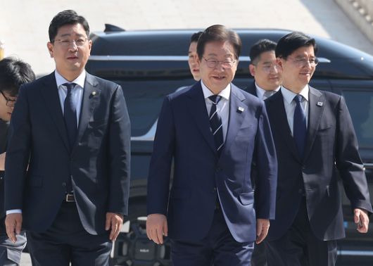 이재명 전 대표가 11일 집권 청사진 등을 소개하는 '비전 선포식 및 캠프 일정 발표'를 하기 위해 서울 여의도 국회 소통관으로 향하고 있다. 왼쪽은 김태선 수행실장, 오른쪽 이해식 비서실장. 연합뉴스