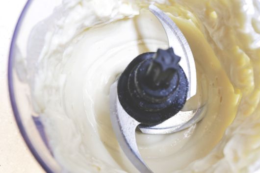 크림용 연두부는 물기를 제거한 후, 블렌더에 넣어 곱게 갈아준다. 사진 염혜민