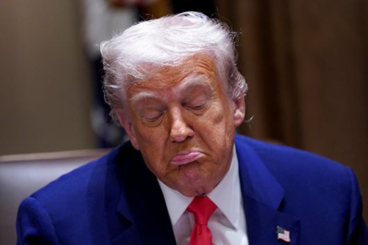 도널드 트럼프 미국 대통령이 10일(현지시간) 미국 워싱턴 백악관에서 열린 각료회의 도중 불편한 표정을 짓고 있다. 미국의 언론들은 전날 트럼프 대통령이 발표한 관세 유예 결정에 대해 "채권에 굴복했다"는 평가를 내놓고 있다. 로이터=연합뉴스