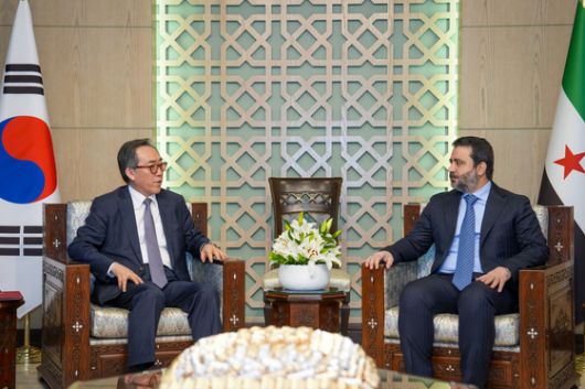 10일(현지시간) 조태열 외교부 장관이 시리아 수도 다마스커스에서 아스아드 알-샤이바니(Asaad al-Shaibani) 시리아 외교장관과 면담하는 모습. 외교부