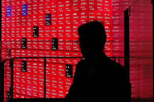 트럼프 정부의 오락가락 관세 정책에 세계 금융시장이 ‘롤러코스터’를 타고 있다. 지난 7일(현지시간) 증시 추락으로 파랗게 물들었던 일본 도쿄 시내의 주가지수 전광판(위 사진)이 관세 유예 발표 이후인 10일 주가가 일제히 오르며 붉은색으로 바뀌었다. [AFP=연합뉴스]