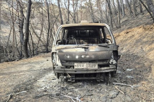 22일 경남 산청군 대형 산불을 진화하다 불길에 휩싸인 창녕군 소속 산불전문예방진화대가 당시 타고 갔던 산불진화차가 뼈대만 남고 불에 타버렸다. 자료=산청 산불피해 현장 확인 보고서
