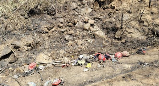 22일 경남 산청군 대형 산불을 진화하다 불길에 휩싸인 창녕군 소속 산불전문예방진화대가 긴급하게 대피했던 산 속 웅덩이. 당시 진화대원들이 착용했던 안전모 등 장비가 불에 타 훼손된 채 널브러져 있다. 자료=산청 산불피해 현장 확인 보고서