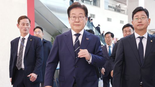 제21대 대통령선거에 출마를 선언한 이재명 더불어민주당 전 대표가 11일 오전 서울 여의도 국회 소통관에서 비전 및 캠프 인선을 발표를 마친 후 기자회견장을 나서고 있다. 뉴스1