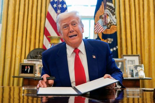 도널드 트럼프 미국 대통령이 9일(현지시간) 워싱턴 DC 백악관 집무실에서 행정명령에 서명하며 취재진과 대화하고 있다. 로이터=연합뉴스