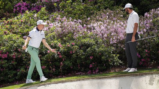 13번 홀에서 볼을 찾는 저스틴 토머스(왼쪽)와 스코티 셰플러. 그 동안 바예스터는 소변을 봤다. AP=연합뉴스