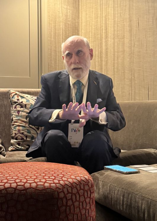 9일(현지시간) 미국 라스베이거스에서 만난 빈트 서프 구글 부사장. 서프 부사장은 1973년 전 세계에 흩어져 있는 네트워크를 하나로 통합한 'TCP/IP' 프로토콜을 고안한 인물로 '인터넷의 아버지'라고 불린다. 사진 구글