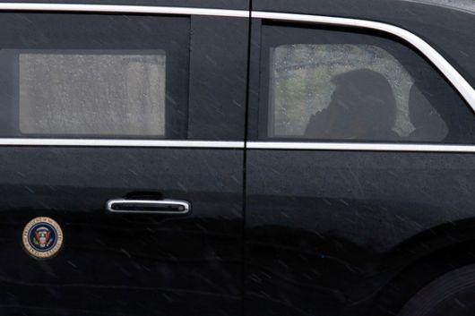 도널드 트럼프 대통령이 11일(현지시간) 금요일 메릴랜드주 베데스다의 월터 리드 육군 의료 센터에 연례 신체검진을 받기 위해 도착하고 있다. AP=연합뉴스