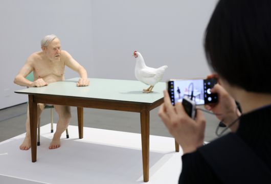 암탉과 노인의 기묘한 대치 상태를 정교하게 만든 '치킨/맨'(2009). 뉴스1