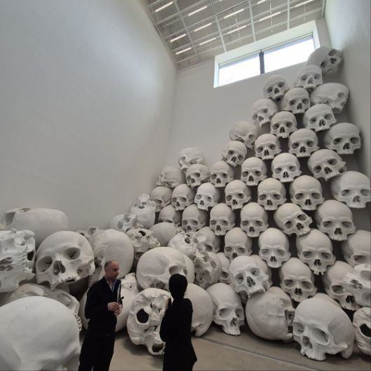 '매스' 앞에 선 론 뮤익 스튜디오 찰리 클라크(왼쪽). 론 뮤익은 천장 가까이 난 창을 통해 층고 14m의 이 전시장에 지하에 있음을, 또 이 미술관이 옛 보안사 건물에 들어섰음을 주목했다. 권근영 기자