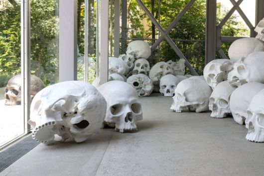 '매스'의 2023년 파리 카르티에 현대미술재단 전시 모습. 높이 쌓아올린 국립현대미술관 전시 모습과 다르다. 사진 카르티에 현대미술재단