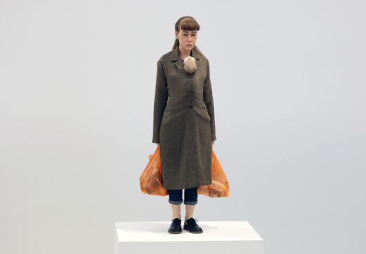 비닐봉지 속 물건들까지 세밀해 더욱 먹먹한 '쇼핑하는 여인'(2013). 뉴스1