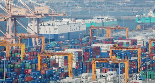 (평택=뉴스1) 김영운 기자 = 10일 경기 평택시 포승읍 평택항 수출 야적장에 컨테이너들이 쌓여있다. 미국은 9일(현지시간)부터 세계 각국을 상대로 발효한 상호관세를 즉시 90일간 유예하고, 10%의 기본관세만 부과하기로 했다. 보복 대응에 나선 중국에 대해서는 상호관세율은 125%로 즉각 인상한다고 밝혔다. 이에 따라 25%를 부과받은 한국 상품에 대한 관세율도 즉각 10%로 낮아졌다. 다만 자동차·철강 등 이미 25%가 부과되고 있는 품목별 관세는 이번 90일 유예를 적용받지 않고 그대로 유지된다. 2025.4.10/뉴스1