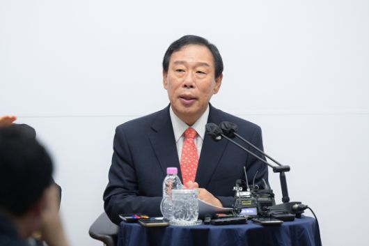 최민호 세종시장이 기자간담회에서 기자들의 질문에 답변하고 있다. 연합뉴스