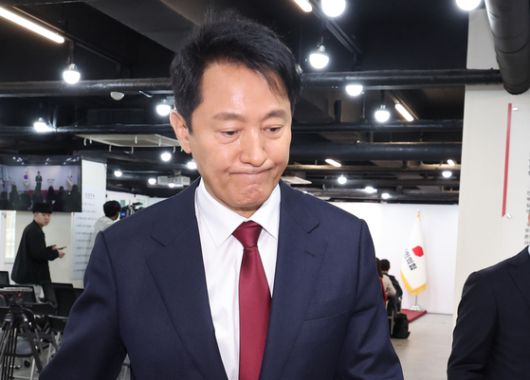 오세훈 서울시장이 12일 서울 여의도 국민의힘 당사에서 대선 불출마를 선언한 뒤 기자회견장을 나서고 있다. [연합뉴스]