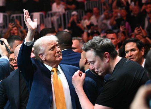 도널드 트럼프 미국 대통령이 12일(현지시간) 플로리다 마이애미 카세야 센터에서 열린 UFC 314에 참석해 관중을 향해 손을 흔들고 있다. AFP=연합뉴스