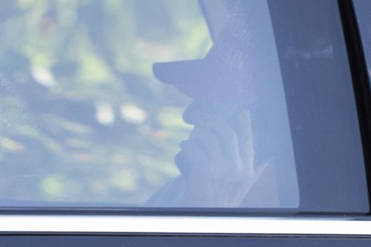 도널드 트럼프 대통령이 12일(현지시간) 오전 플로리다주 웨스트 팜 비치의 트럼프 인터내셔널 골프 클럽에 도착해 차량 안에서 누군가와 통화하고 있다. AP=연합뉴스