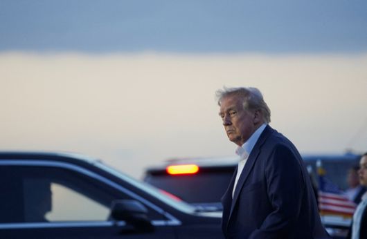 도널드 트럼프 미국 대통령이 11일(현지시간) 미국 플로리다주 웨스트 팜비치 팜비치 국제공항에 도착해 차량으로 걸어가고 있다. 로이터=연합뉴스