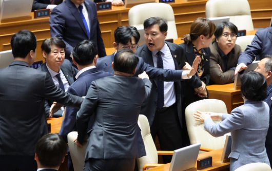 14일 오후 서울 여의도 국회에서 열린 제424회 국회(임시회) 제2차 본회의 정치외교통일안보 분야 대정부질문에서 부승찬 더불어민주당 의원과 권영진 국민의힘 의원이 언쟁을 벌이고 있다. 뉴시스