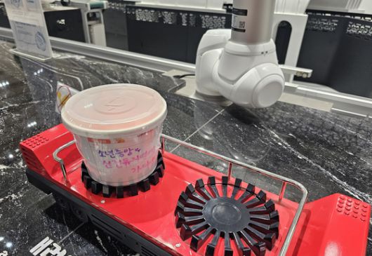 밀또봇이 자동화 시스템으로 떡볶이 밀키트를 만드는 과정을 살펴볼 수 있는 마이 컵 떡볶이 팩토리. 소년중앙이라고 쓰고 꾸민 나만의 컵을 올려두면 밀또봇이 떡과 양념을 담아 안전하게 수축포장까지 해준다.