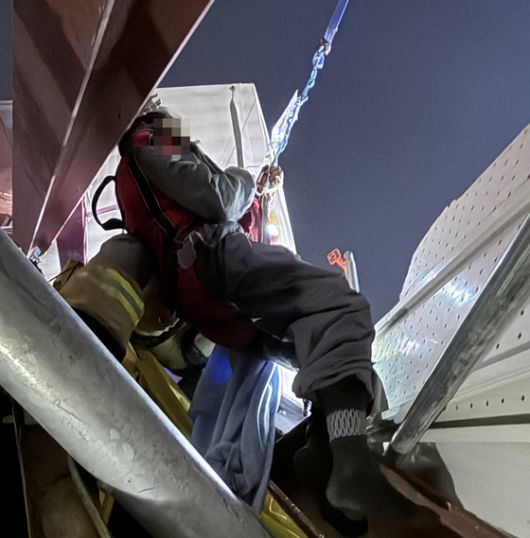 지난 11일 오후 붕괴된 경기 광명 신안산선 복선전철 터널공사 현장에서 13시간여 만에 구조된 굴착기 기사 A씨(29)가 크레인으로 구조되고 있다. 사진 경기도소방재난본부