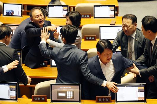 14일 오후 서울 여의도 국회에서 열린 제424회 국회(임시회) 제2차 본회의 정치외교통일안보 분야 대정부질문에서 더불어민주당과 국민의힘 의원들이 언쟁을 벌이고 있다. 뉴시스