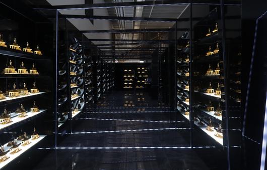 신전떡볶이의 역사를 한눈에 살펴볼 수 있는 홀 오브 페임에는 전국 가맹점주의 트로피를 장식해 기념한다.