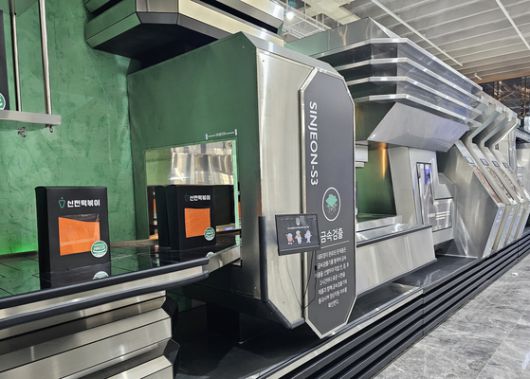 신전뮤지엄 이노베이션 랩에서는 떡볶이 생산 과정 중 금속검출기를 통해 금속 이물이 있는지 선별하는 과정도 살펴볼 수 있다.