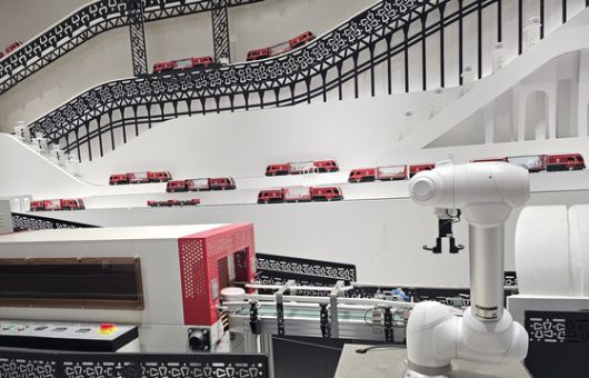 밀또봇이 자동화 시스템으로 떡볶이 밀키트를 만드는 과정을 살펴볼 수 있는 마이 컵 떡볶이 팩토리.