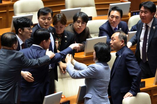 14일 정치·외교·통일·안보 분야 대정부질문이 진행된 국회 본회의에서 더불어민주당 김원이 의원과 국민의힘 권영진 의원이 언쟁하고 있다. 연합뉴스
