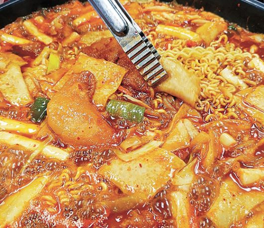 빨간 국물 떡볶이를 개발했다는 서울 중구 신당동 떡볶이의 원조 고(故) 마복림 할머니의 떡볶이집. 서울 신당동의 ‘마복림할머니 떡볶이’. 중앙포토