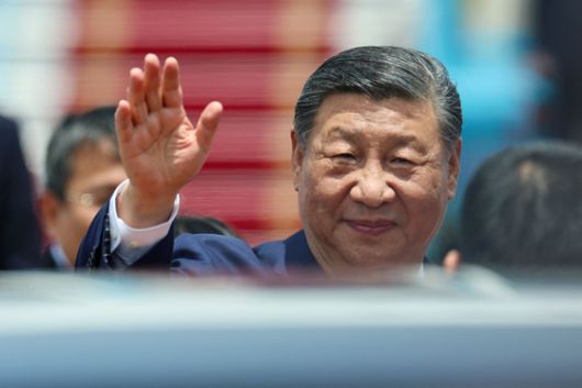 14일 베트남 하노이 노이바이 국제공항에 도착한 시진핑 중국 국가주석이 훙치 전용차량에 탑승하기 전에 손을 흔들고 있다. 시 주석은 이날부터 18일까지 베트남·말레이시아·캄보디아 3개국을 순방할 예정이다. AFP=연합뉴스