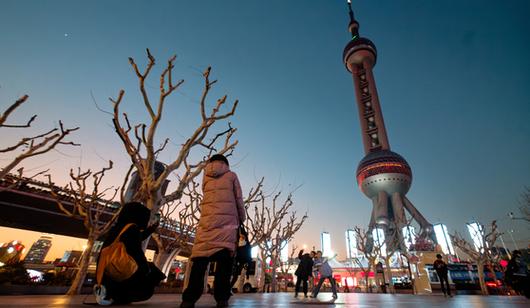 지난 1월 중국 상하이 시민들이 동방명주타워 앞에서 기념사진을 찍고 있다. 하동환 전 국정원 대공수사단장은 2011년 3월 북한 공작원과 남한 스파이 접선 장면을 채증하기 위해 이곳을 찾았다. 사진은 기사와 직접 관계없음. EPA=연합뉴스