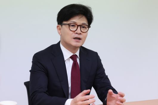 서울 여의도 선거캠프 사무실에서 언론과 인터뷰하는 한동훈 전 대표. [연합뉴스]