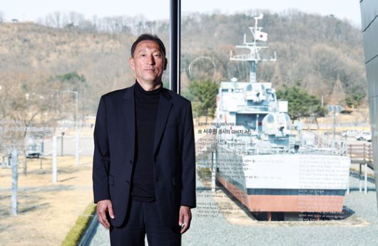 30년 동안 간첩 잡는 수사관으로 일한 하동환 전 국가정보원 대공수사단장이 지난 14일 경기도 평택 해군 제2함대 사령부 내 서해수호관에서 북한의 공작 작전에 대해 설명하고 있다. 오른쪽은 2002년 제2연평해전에서 북한의 공격을 받은 참수리357호 고속정. 김종호 기자