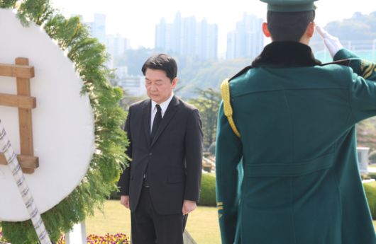 부산 유엔기념공원에서 참배하는 안철수 의원. [연합뉴스]