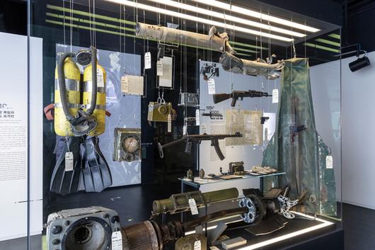 지난해 10월 서울 용산 전쟁기념관에 전시된 남파간첩들이 사용한 무기. 장진영 기자