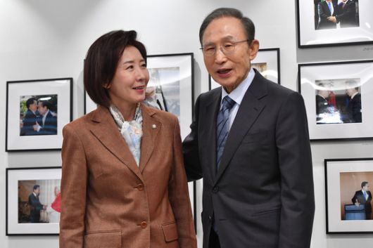 이명박 전 대통령을 예방한 나경원 의원. [뉴스1]